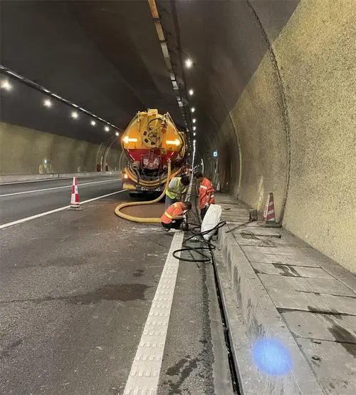 碌曲隧道排水渠清淤